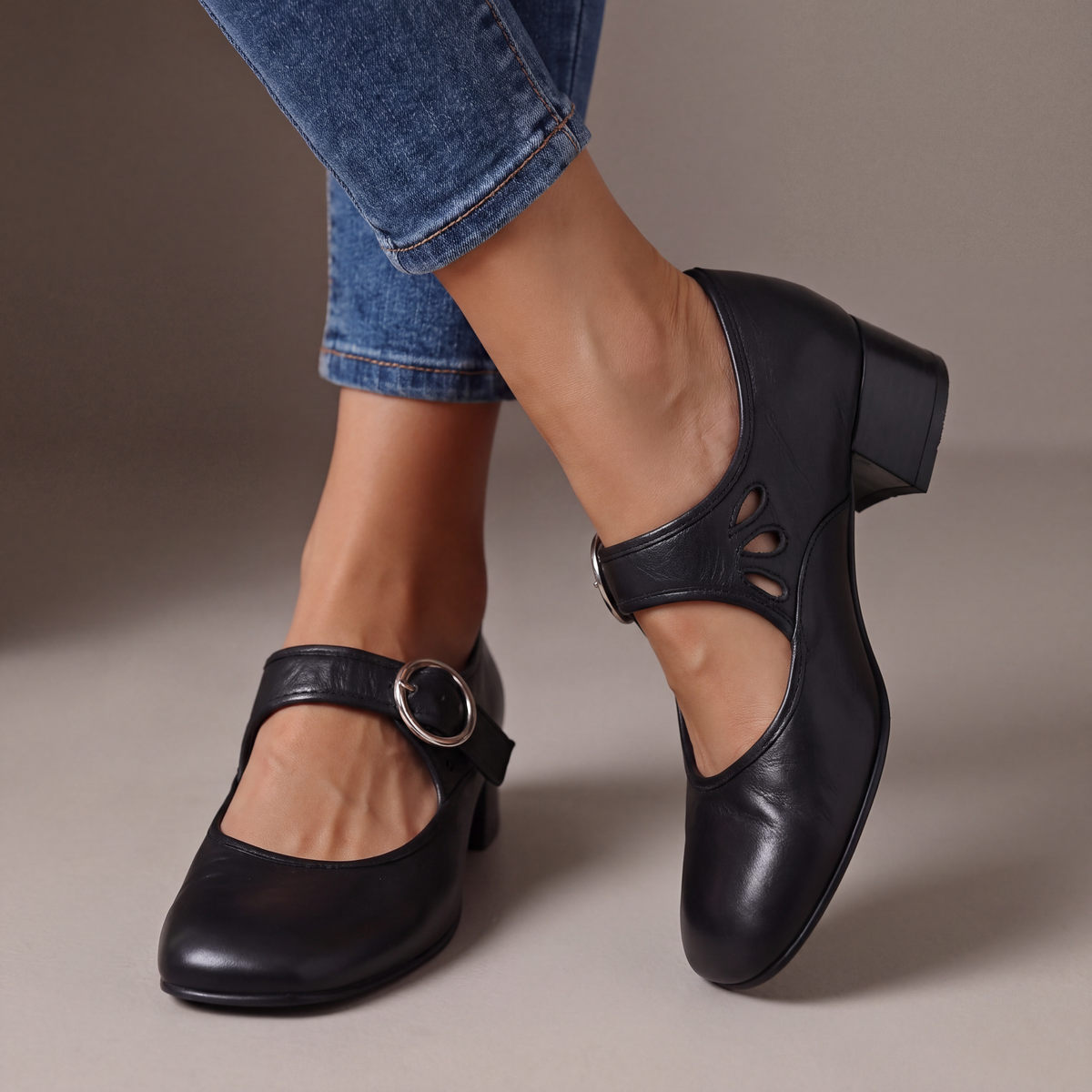 Véronique | Buckle Mary Jane Heels - Black