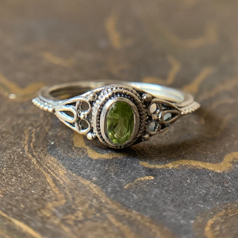 Vintage Olive Green Stone Silver Ring